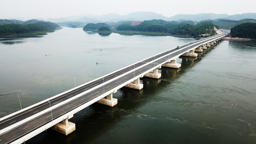 Tuyến cao tốc Hạ Long - Vân Đồn có chiều dài gần 60km, tổng mức đầu tư khoảng 14.000 tỷ đồng, kết nối với tuyến cao tốc Hà Nội - Hải Phòng - Hạ Long, tạo điều kiện thuận lợi phát triển KT-XH tại địa phương và các vùng phụ cận.