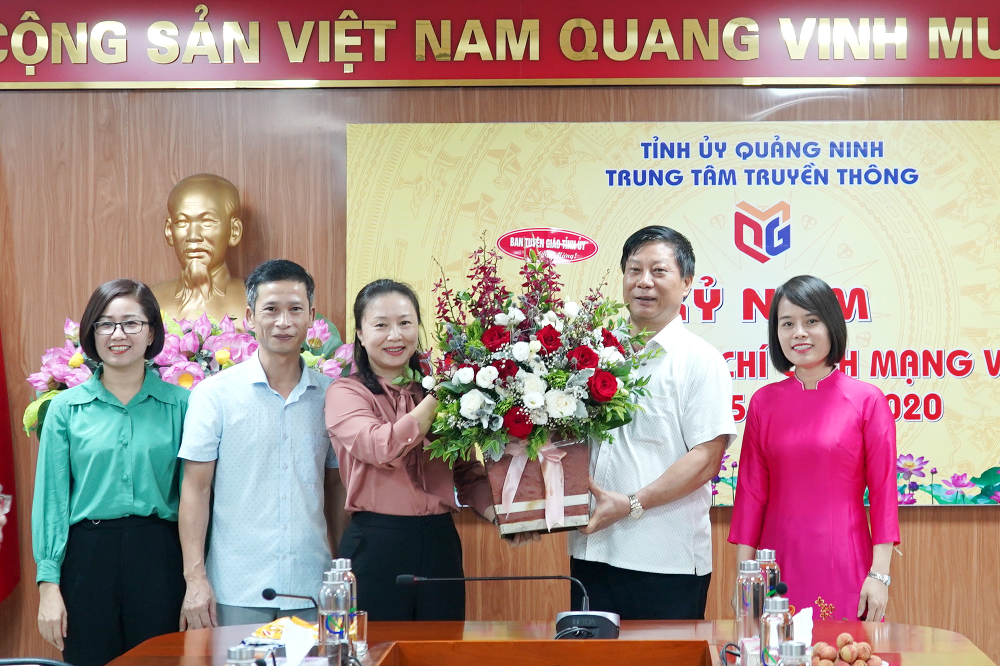 Đồng chí Vi Ngọc Bích, Trưởng Ban Tuyên giáo Tỉnh ủy tặng hoa chúc mừng Trung tâm Truyền thông tỉnh nhân ngày Báo chí cách mạng Việt Nam.