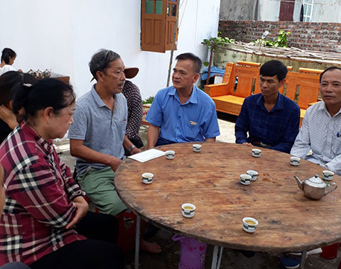Đồng chí Nguyễn Thanh Tùng (áo xanh), Chánh văn phòng Ban ATGT tỉnh thăm gia đình anh Hoàng Minh Hà (SN 1981), trú tại xã Quảng Nghĩa (TP Móng Cái)