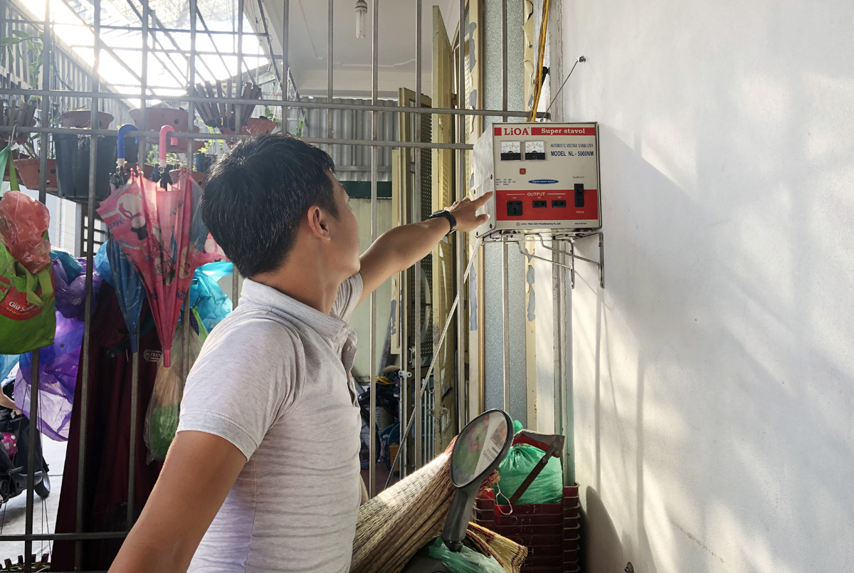 Hầu hết các hộ dân ở tổ 12, khu 2, phường Hà Khánh, TP Hạ Long đều trang bị ổn áp nguồn điện.