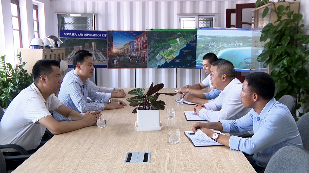 Lãnh đạo huyện Vân Đồn làm việc với Tập đoàn CEO để kịp thời tháo gỡ các khó khăn, vướng mắc của dự án.