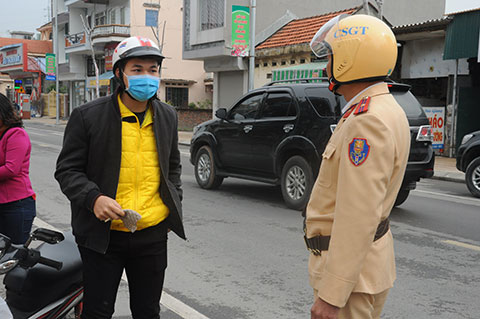 Công an TP Hạ Long kiểm tra hành chính người điều khiển phương tiện xe mô tô trên địa bàn phường Hoành Bồ.  