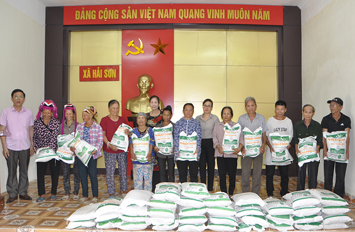 Công ty Cổ phần Quốc tế Ngọc Hà tặng gạo cho người nghèo, cận nghèo tại xã Hải Sơn.