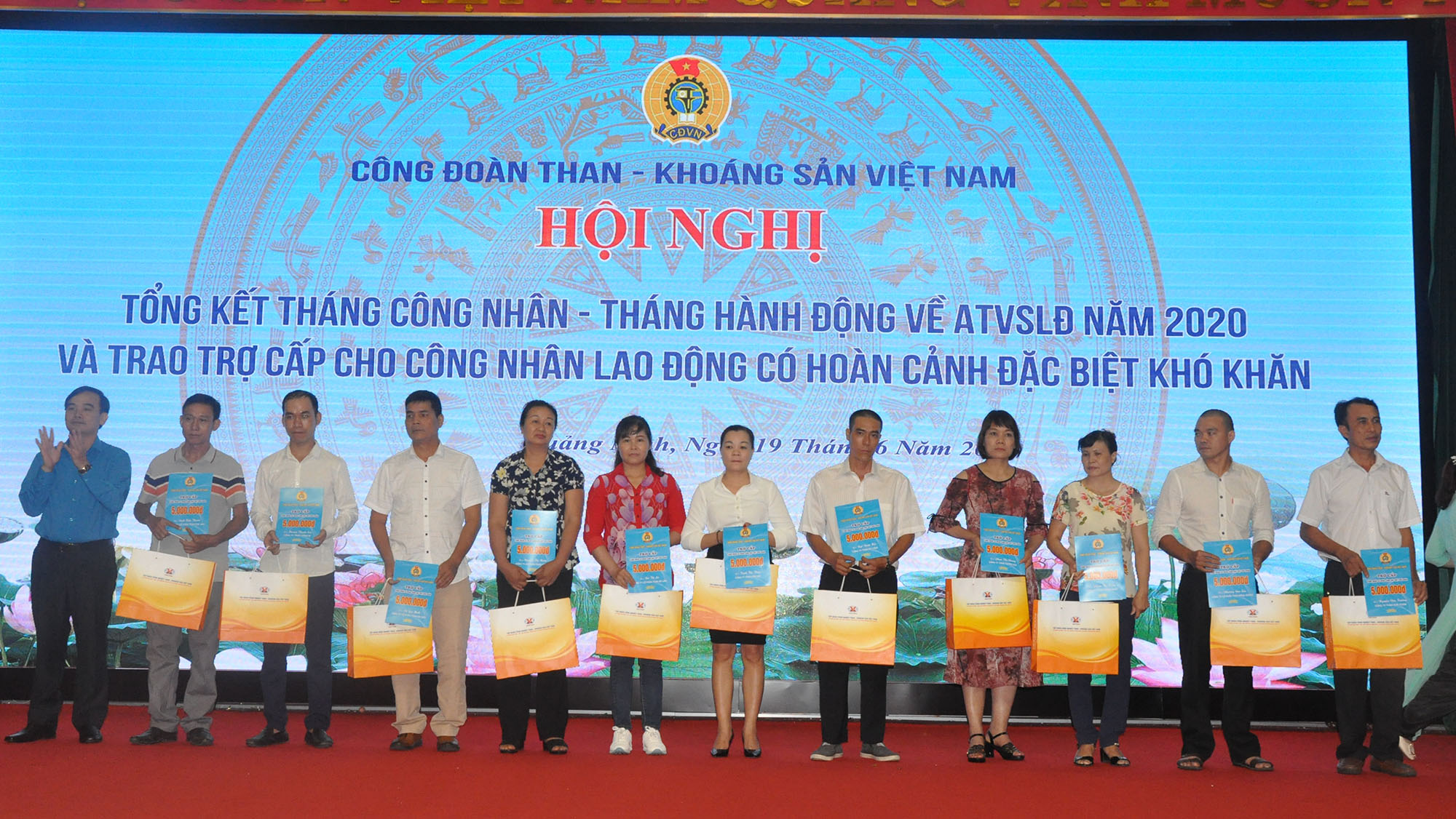 Đồng chí Lê Thanh Xuân, Chủ tịch Công đoàn TKV trao hỗ trợ cho CNLĐ có hoàn cảnh đặc biệt khó khăn.