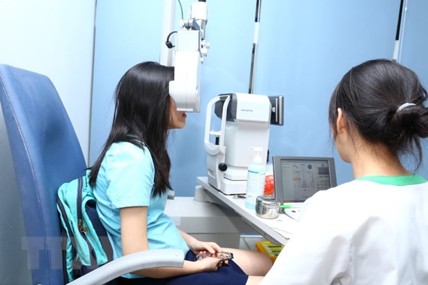 Khám mắt cho học sinh tại Bệnh viện mắt Hà Nội 2. (Ảnh: Minh Quyết/TTXVN)