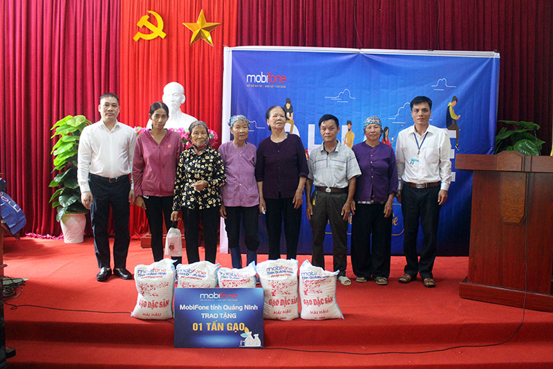 Mobifone tỉnh Quảng Ninh trao tặng 01 tấn gạo cho những hộ gia đình có hoàn cảnh khó khăn tại xã Quảng Thịnh