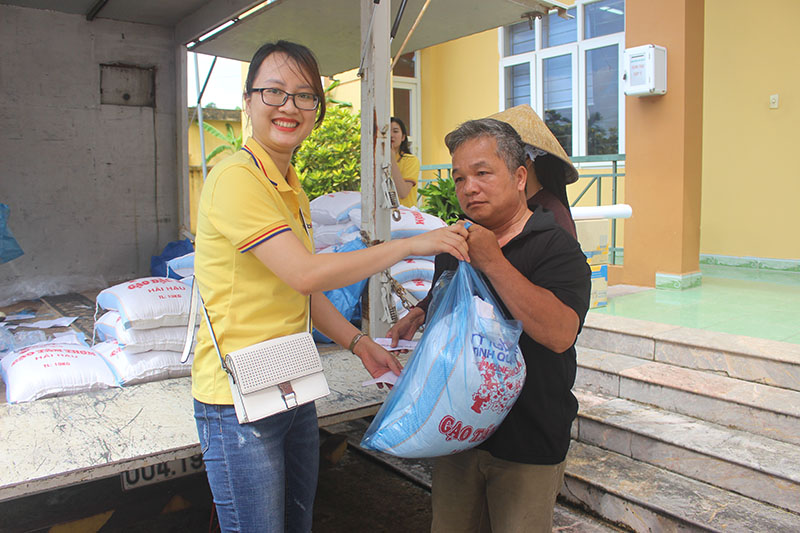 Cán bộ, nhân viên Mobifone tỉnh Quảng Ninh tặng gạo trực tiếp cho người dân xã Quảng Thịnh
