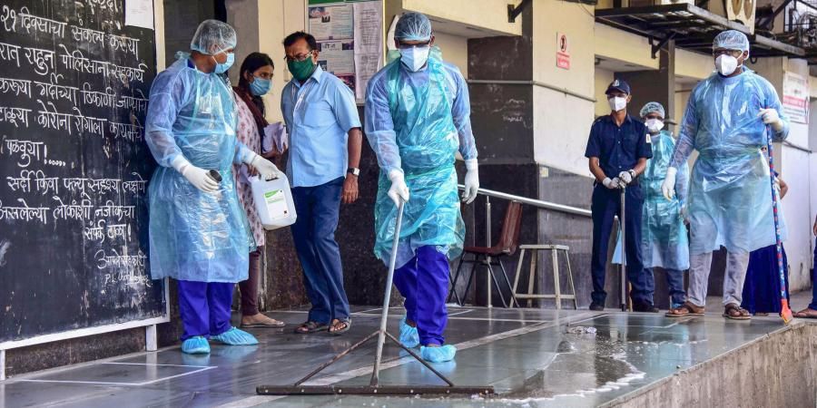 Nhân viên khử trùng Bệnh viện NMMC chuẩn bị đưa vào điều trị bệnh nhân Covid-19 ở Mumbai, Ấn Độ. (Nguồn: PTI)