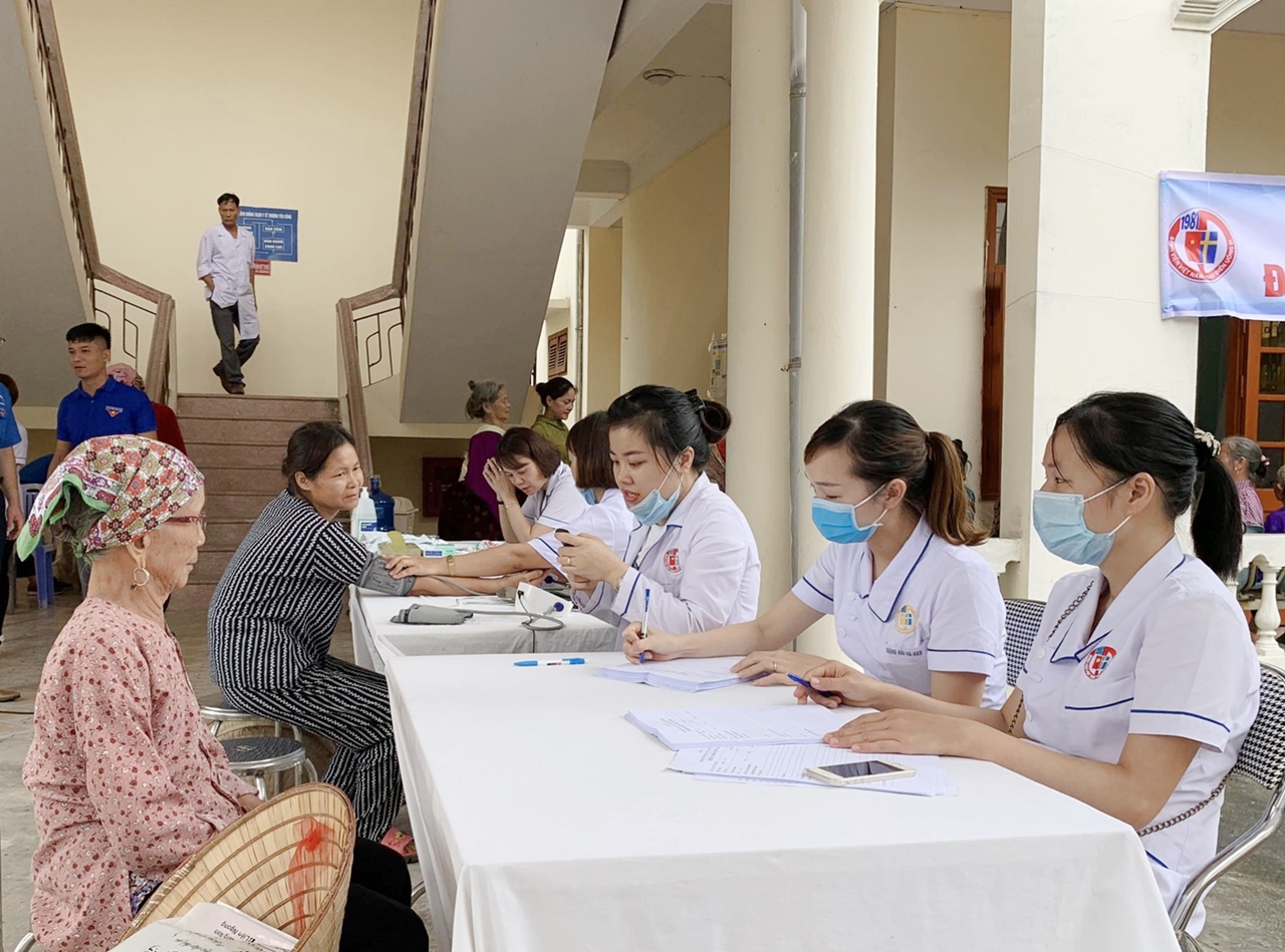  Đoàn TN Bệnh viện Việt Nam - Thụy Điển Uông Bí khám bệnh cho người dân xã Thượng Yên Công, TP Uông Bí.