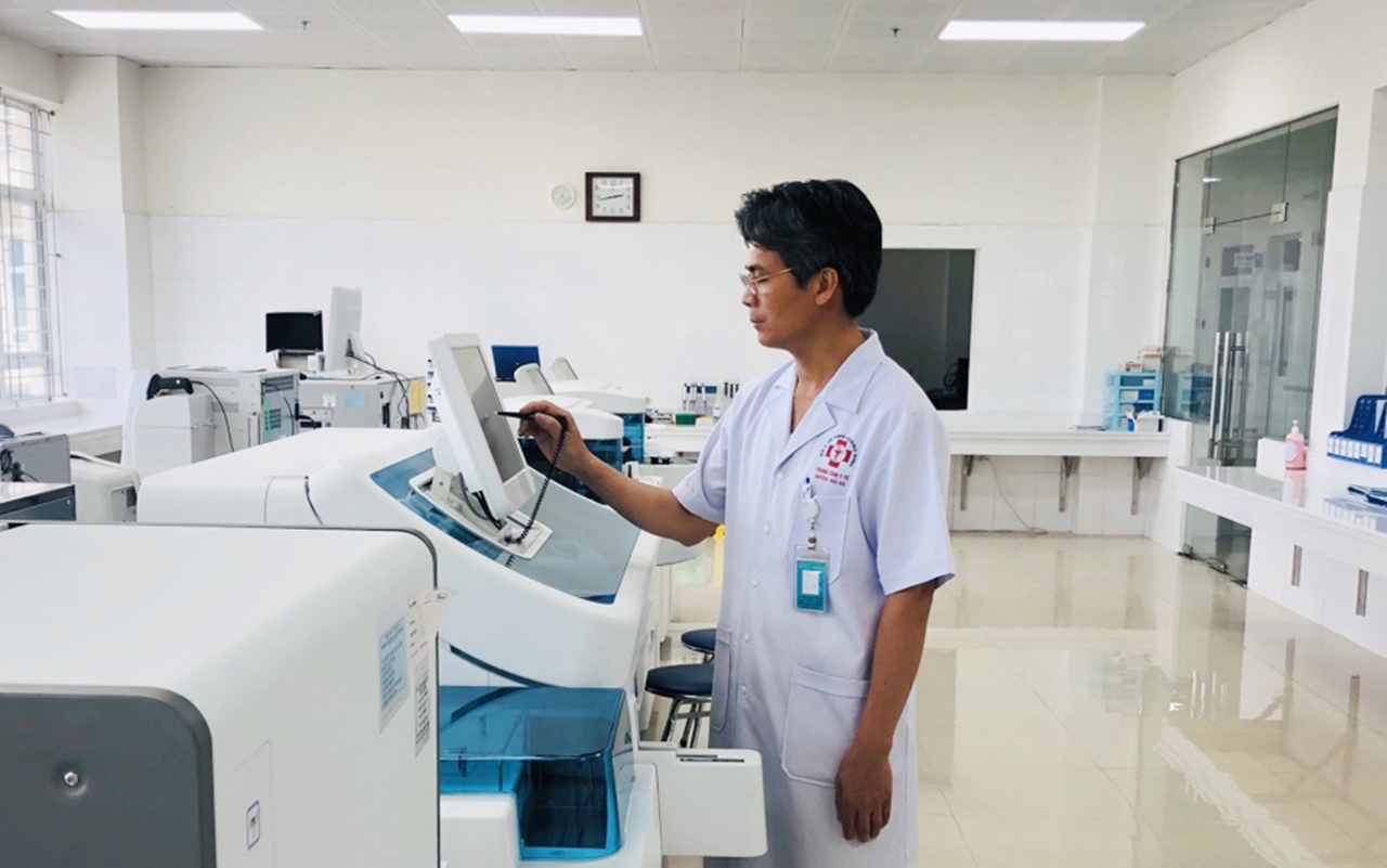  Bác sĩ Trung tâm Y tế huyện Hải Hà thực hiện xét nghiệm miễn dịch, phát hiện sớm ung thư.