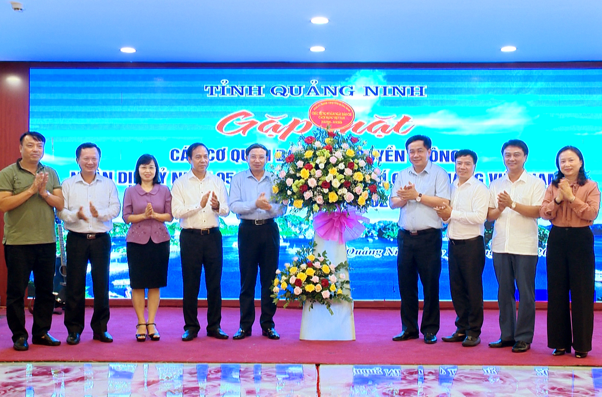 Lãnh đạo Các đồng chí lãnh đạo tỉnh Quảng Ninh tặng lẵng hoa tươi thắm chúc mừng Hội Nhà báo Việt Nam nhân kỷ niệm 95 năm Ngày Báo chí Cách mạng Việt Nam.
