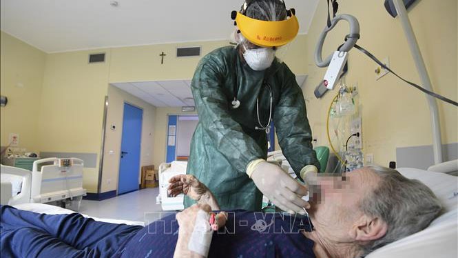 Nhân viên y tế điều trị cho bệnh nhân mắc Covid-19 tại một bệnh viện ở Milan, Italy ngày 15/5/2020. Ảnh: AFP/TTXVN