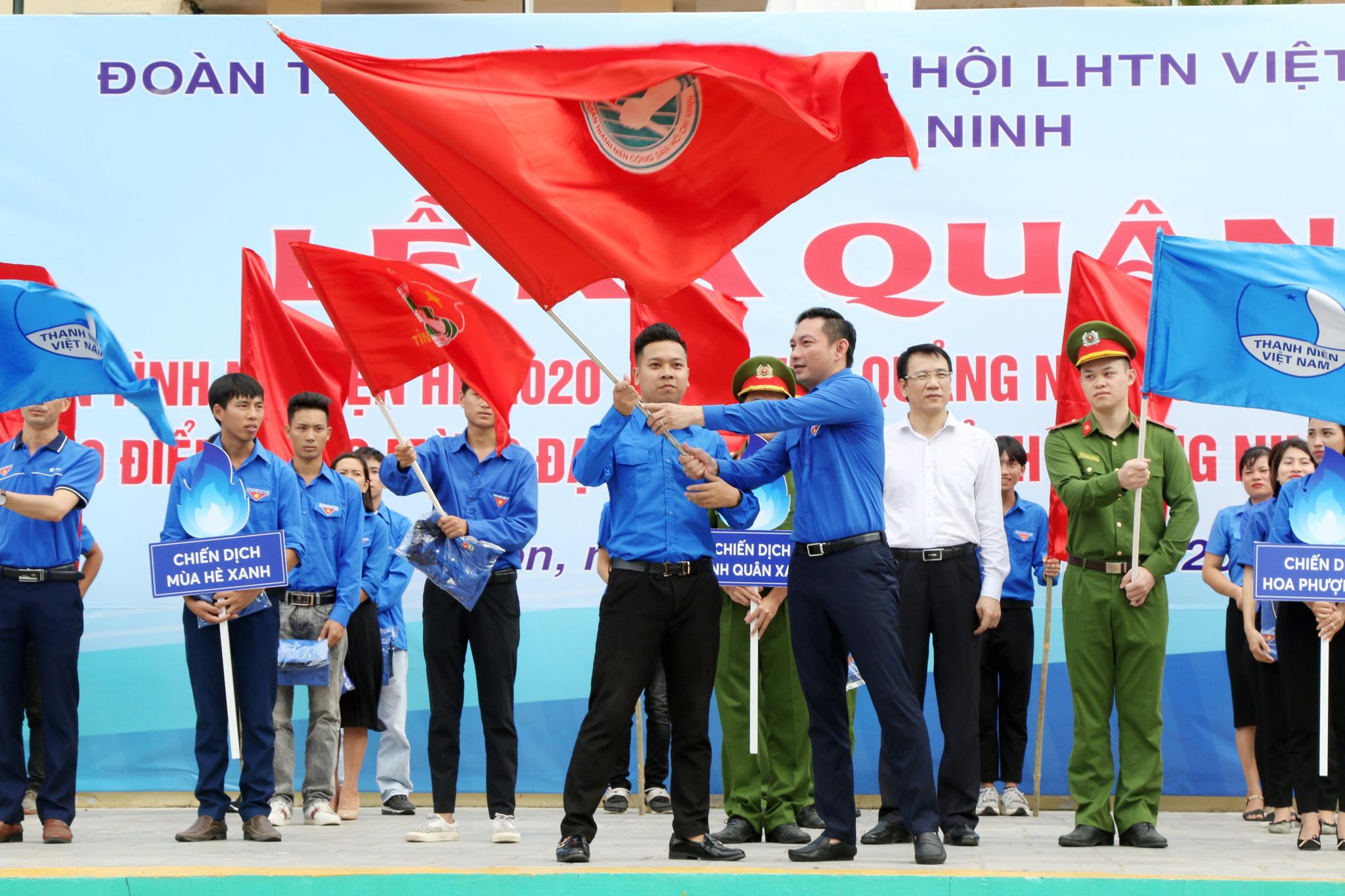 Đồng chí Lê Hùng Sơn - Bí thư Tỉnh đoàn Quảng Ninh trao cờ lệnh cho các đội hình thanh niên tình nguyện hè 2020