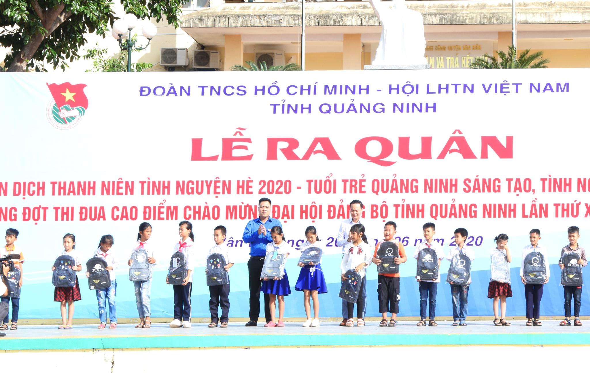 Tặng quà cho các học sinh có hoàn cảnh khó khăn huyện Vân Đồn