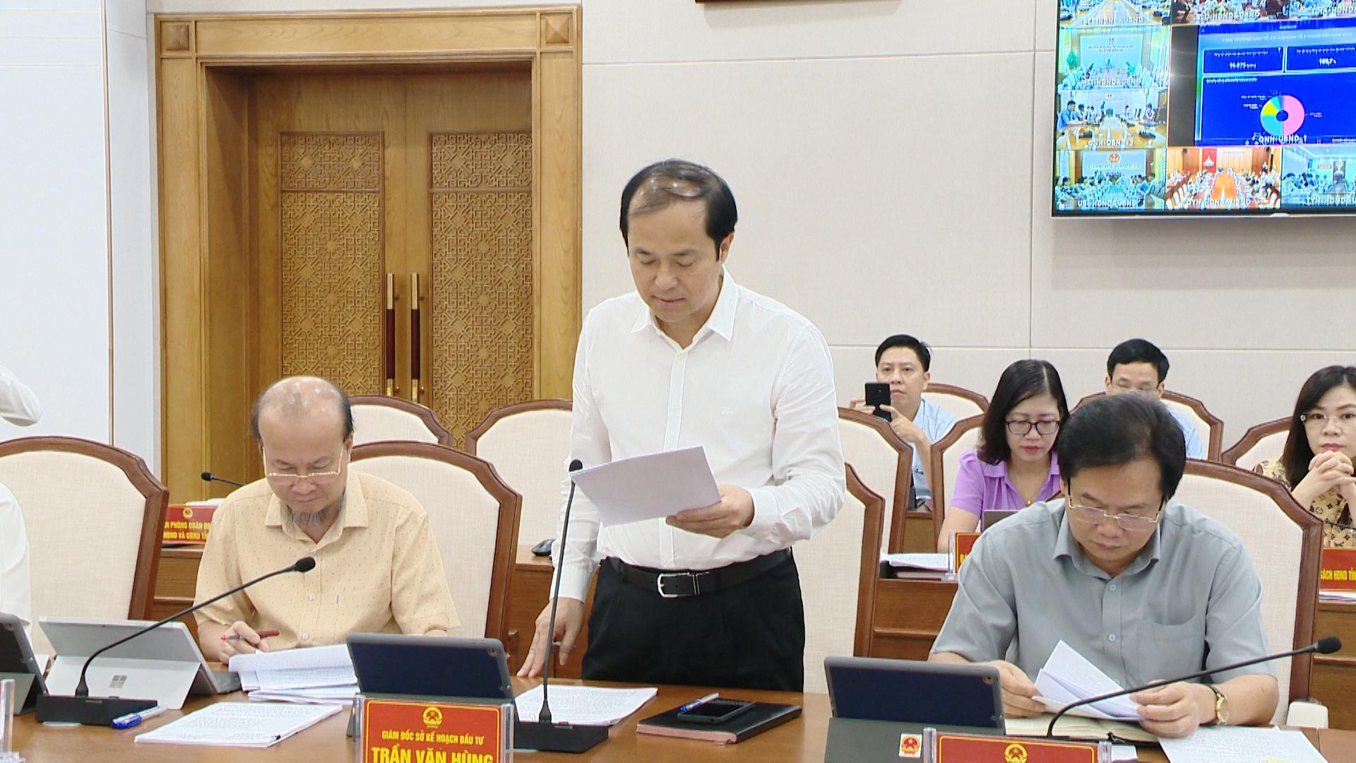 Giám đốc Sở Kế hoạch và Đầu tư Trần Văn Hùng báo cáo tại phiên họp. 