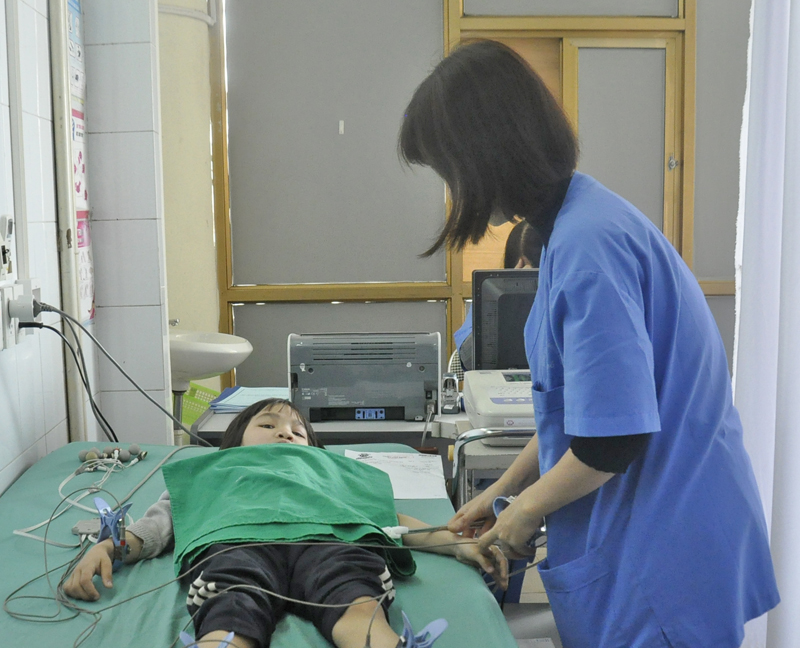 Kiểm tra bệnh về tim ở trẻ em tại Bệnh viện Đa khoa tỉnh.