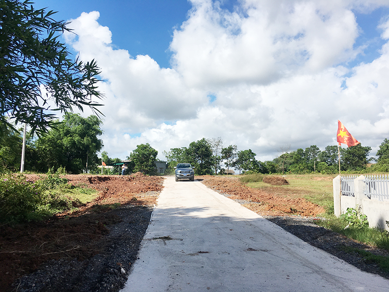 Tuyến đường trục chính thôn đảo Hà Loan, xã Cộng Hòa, TP Cẩm Phả được chị chị Nguyễn Thị Châu, Giám đốc Công ty CP Đông Hà hỗ trợ vật liệu xây dựng.