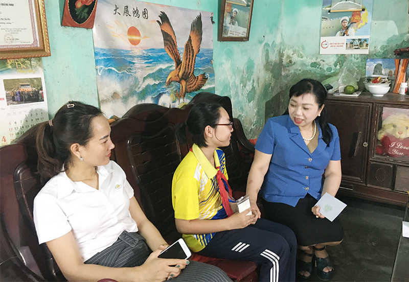  Bà Phạm Thị Cúc, Giám đốc Công ty CP Tâm Đức Cẩm Phả trao kinh phí hỗ trợ cho em Đào Hiền Thanh, trường THCS Bái Tử Long, TP Cẩm Phả