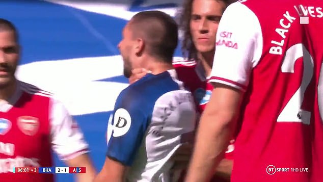 Matteo Guendouzi bóp cổ tiền đạo Neal Maupay.