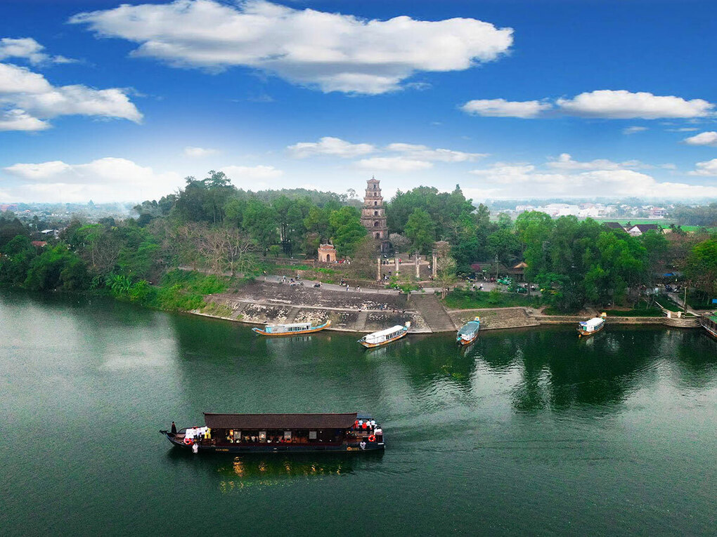 Toàn bộ kiến trúc của chùa Thiên Mụ nằm trên một ngọn đồi hình chữ nhật. Từ đây, du khách có dịp chiêm ngưỡng nét đẹp uốn lượn, hiền hòa của dòng Hương thơ mộng. Ảnh: Võ Thạnh.