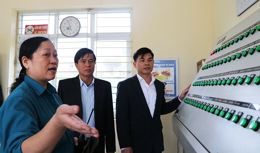 Chủ tịch UBND TP Uông Bĩ Nguyễn Mạnh hà khảo sát hệ thống thông tin xử lý nước thải.