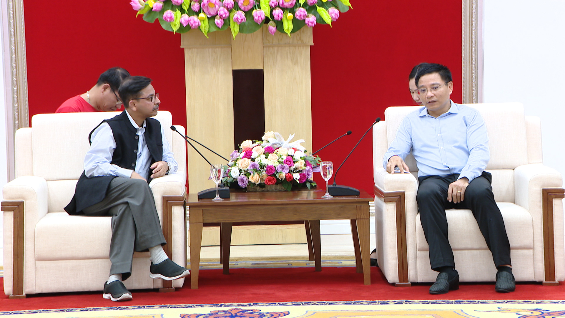Chủ tịch UBND tỉnh Nguyễn Văn Thắng tiếp xã giao ngài Pranay Verma, Đại sứ đặc mệnh toàn quyền nước Cộng hòa Ấn Độ tại Việt Nam.