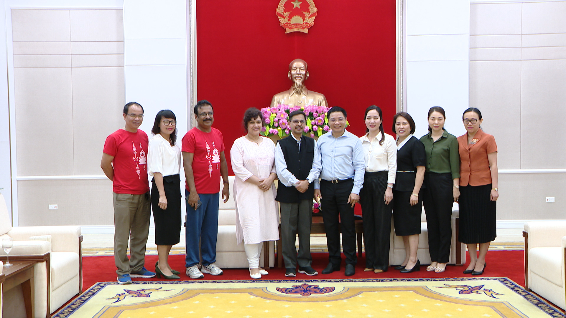 Chủ tịch UBND tỉnh Nguyễn Văn Thắng chụp ảnh lưu niệm cùng Đoàn công tác của Đại sứ đặc mệnh toàn quyền nước Cộng hòa Ấn Độ tại Việt Nam.