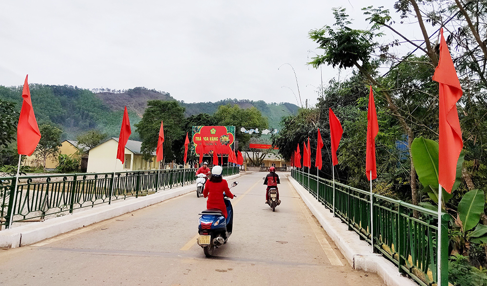 Đường phố trên địa bàn huyện Ba Chẽ trang trí cờ, pano, khẩu hiệu chào mừng đại hội đảng bộ các cấp.