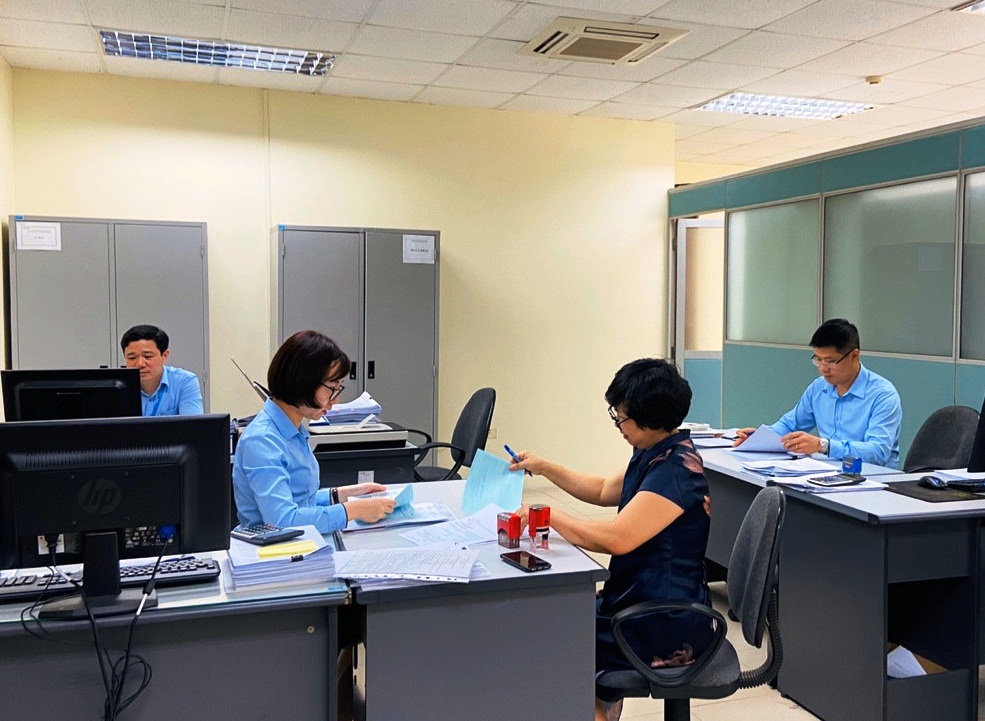 Cán bộ Ngân hàng Vietinbank Chi nhánh Quảng Ninh hướng dẫn khách hàng doanh nghiệp một số thủ tục về miễn, giảm lãi suất do ảnh hưởng từ dịch Covid-19.