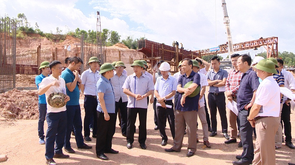 Đồng chí Cao Tường Huy, Phó Chủ tịch UBND tỉnh kiểm tra dự án đường nối KCN Cái Lân qua KCN Việt Hưng đến đường cao tốc Hạ Long - Vân Đồn