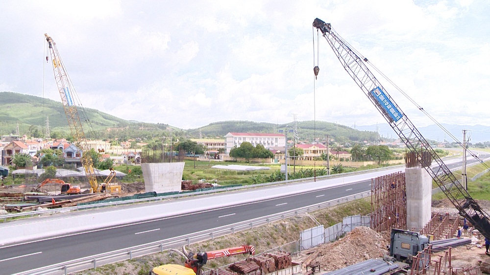 Gói thầu cầu vượt cao tốc Hạ Long - Vân Đồn qua phường Việt Hưng đang được tập trung triển khai thi công
