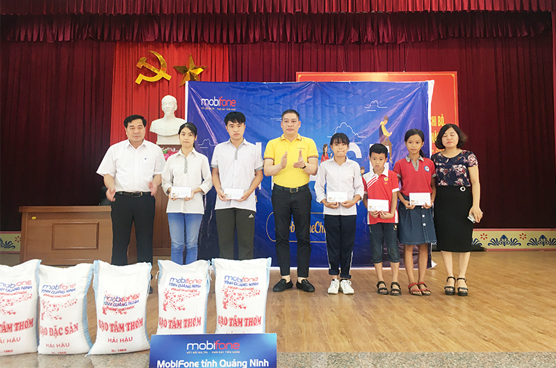 Lãnh đạo Mobifone Quảng Ninh tặng 5 suất quà cho học sinh có hoàn cảnh khó khăn trên địa bàn TX Đông Triều.