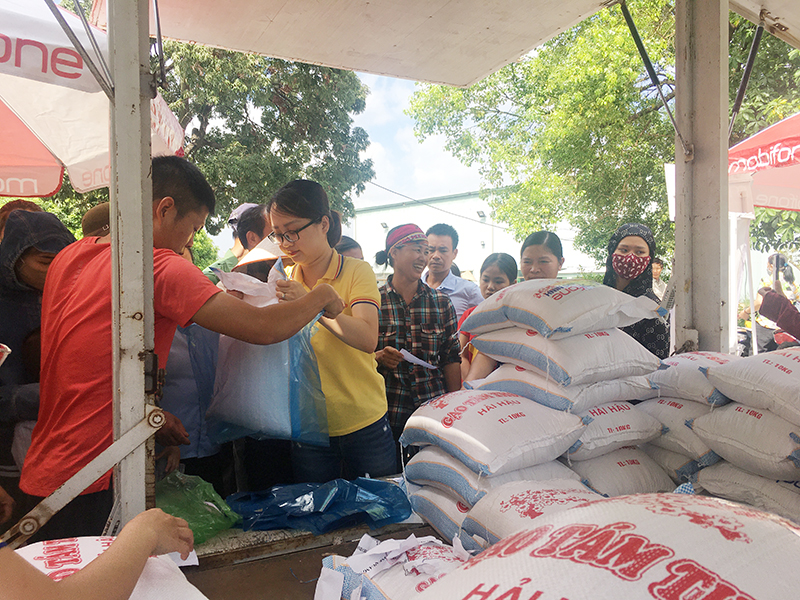 Lãnh đạo Mobifone Quảng Ninh tặng gạo cho hộ có hoàn cảnh khó khăn.