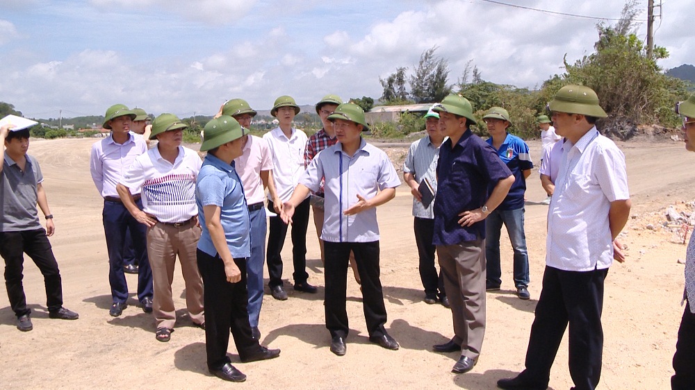 Đồng chí Cao Tường Huy, Phó Chủ tịch UBND tỉnh chỉ đạo tại công trường dự án đường bao biển Hạ Long - Cẩm Phả