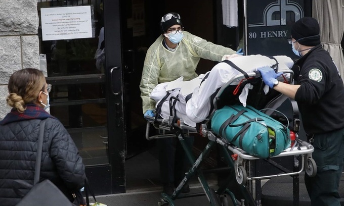 Nhân viên y tế di chuyển một bệnh nhân nghi nhiễm nCoV ở Brooklyn, New York, ngày 17/4. Ảnh: AP.