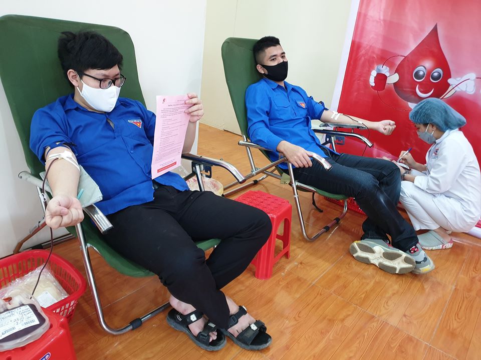 ĐVTN trên địa bàn thị trấn Cái Rồng (huyện Vân Đồn) tham gia hiến máu tình nguyện vào tháng 4/2020