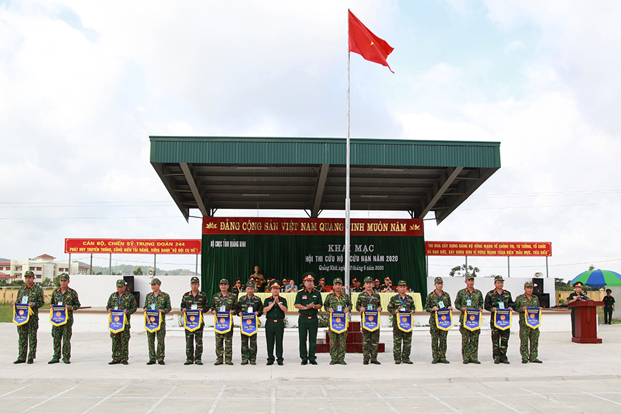 Lãnh đạo Bộ CHQS tỉnh trao cờ lưu niệm cho đơn vị về tham dự Hội thi cứu hộ, cứu nạn.