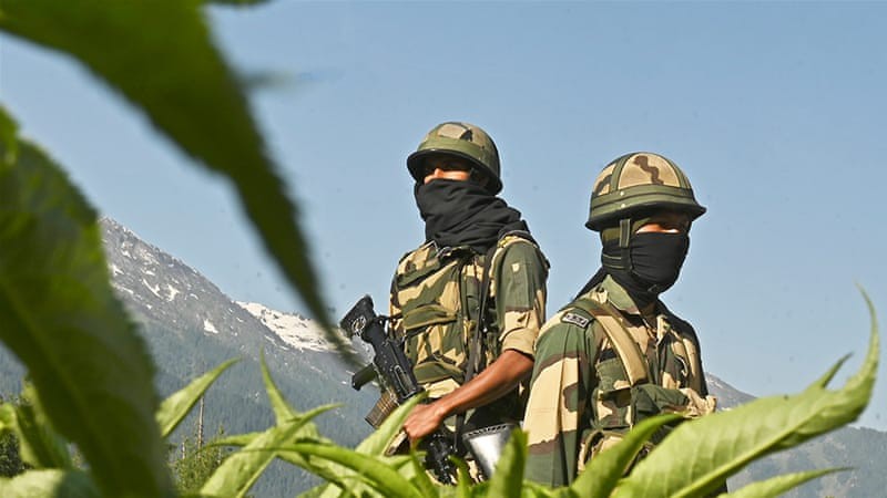 Lực lượng An ninh Biên giới Ấn Độ đứng canh gác một con đường dẫn tới Leh, tiếp giáp biên giới với Trung Quốc. Ảnh: AFP