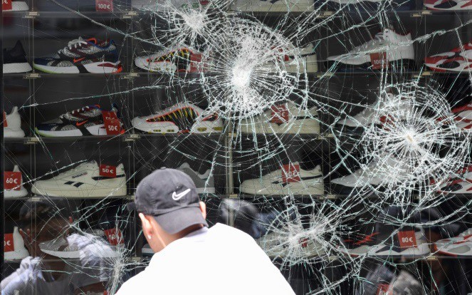 Cửa hàng bị đập phá trong bạo loạn ở Đức. Ảnh: Bangkok Post.