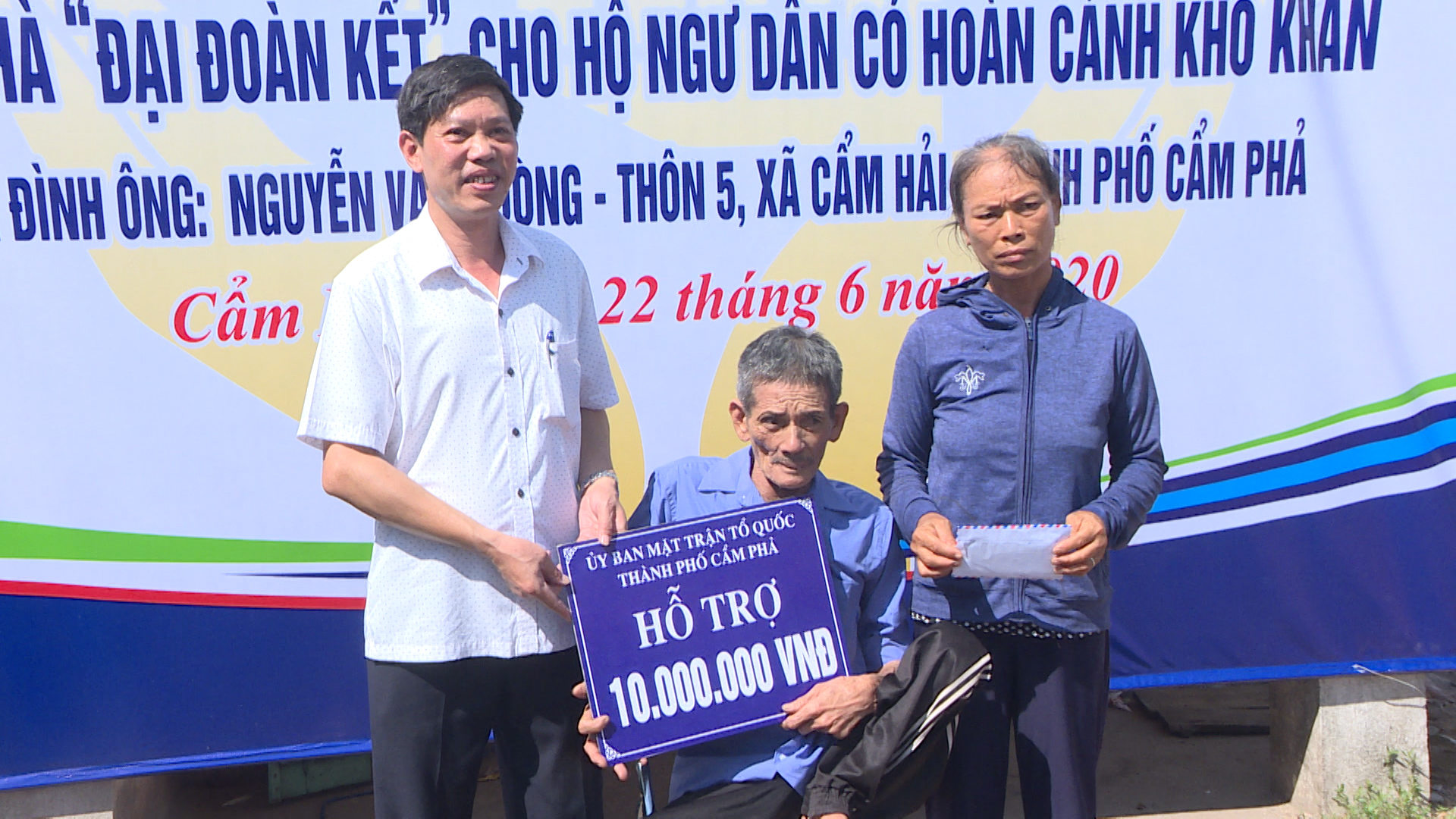 Ủy ban MTTQ thành phố Cẩm Phả hỗ trợ gia đình ông Vòong 10 triệu đồng