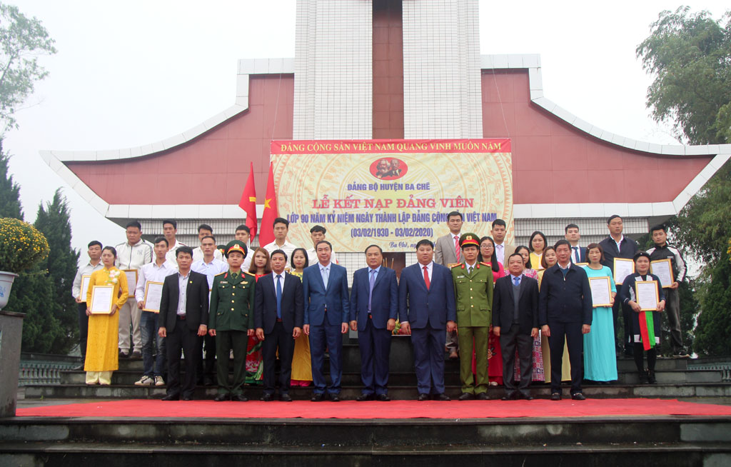 Đảng bộ huyện Đầm Hà tổ chức kết nạp đảng cho 70 quần chúng ưu tú tại lễ khánh thành Khu di tích cột cờ Núi Hứa (xã Đại Bình).