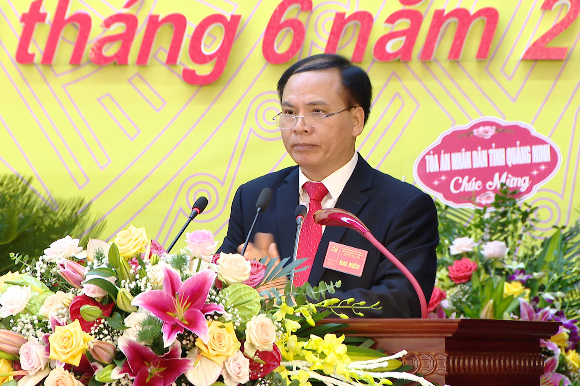Đồng chí Trần Văn Lâm, Bí thư Thành ủy Uông Bí, trình bày báo cáo chính trị tại đại hội.