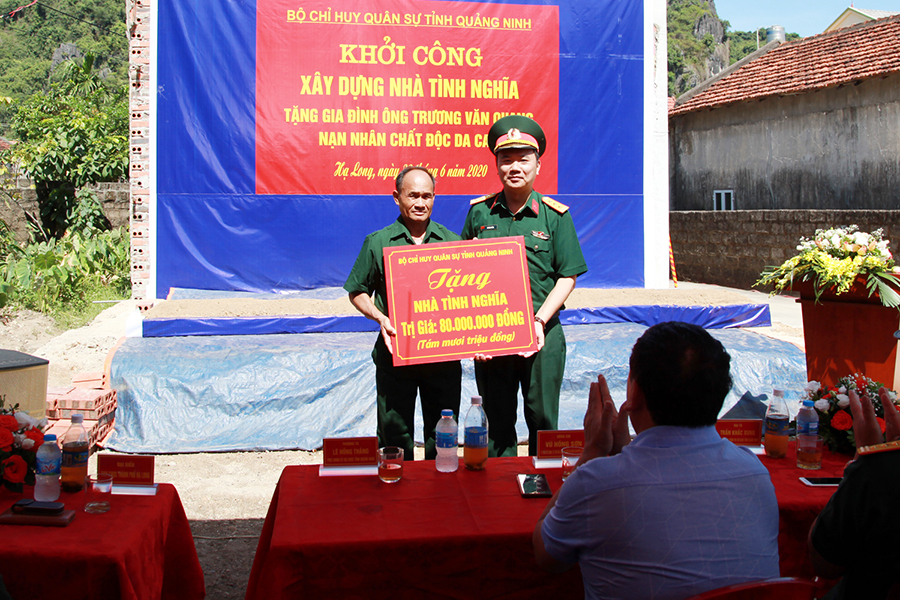 Thượng tá Lê Hồng Thắng, Phó Chính ủy Bộ CHQS tỉnh, trao số tiền 80 triệu đồng hỗ trợ gia đình ông Trương Văn Quang.