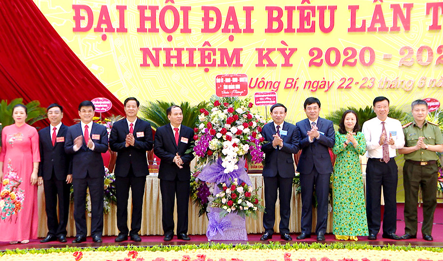 Lãnh đạo tỉnh tặng hoa chúc mừng Đại hội Đại biểu Đảng bộ TP Uông Bí lần thứ XX.