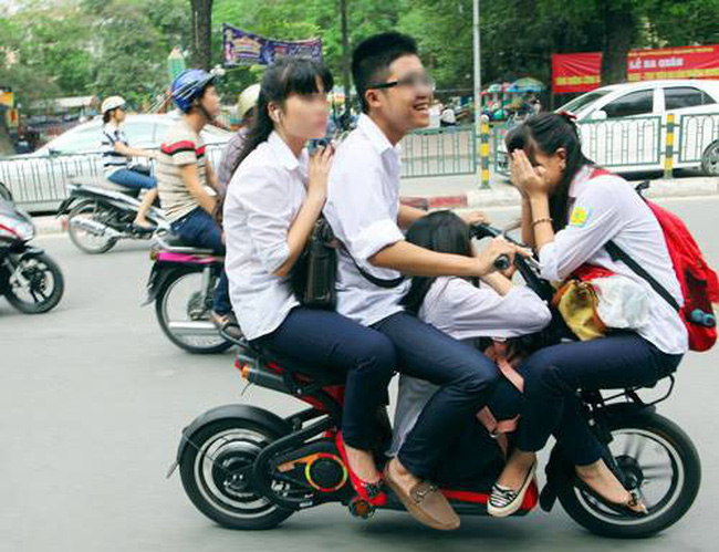 Nhiều em học sinh đi xe đạp điện như 