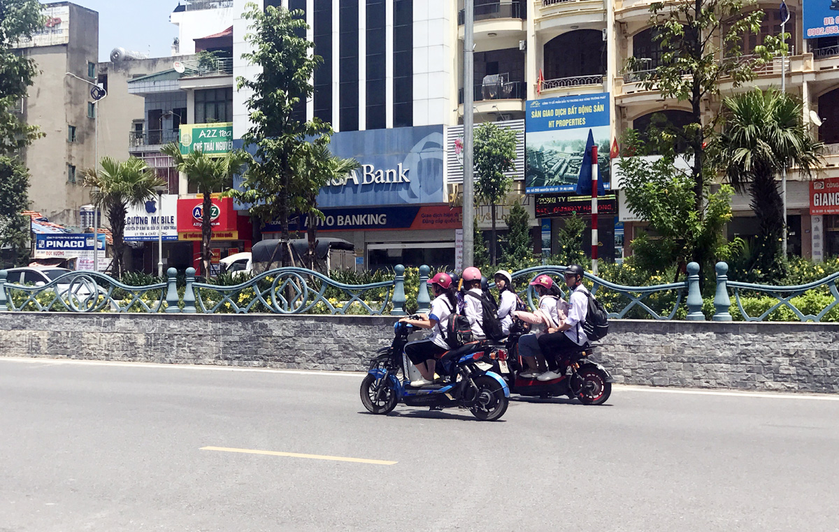 Nhiều học sinh đi xe đạp, xe máy điện còn dàn hàng ngang đi trên đường gây cản trở cho các phương tiện khác. Ảnh chụp trên đường Nguyễn Văn Cừ, TP Hạ Long