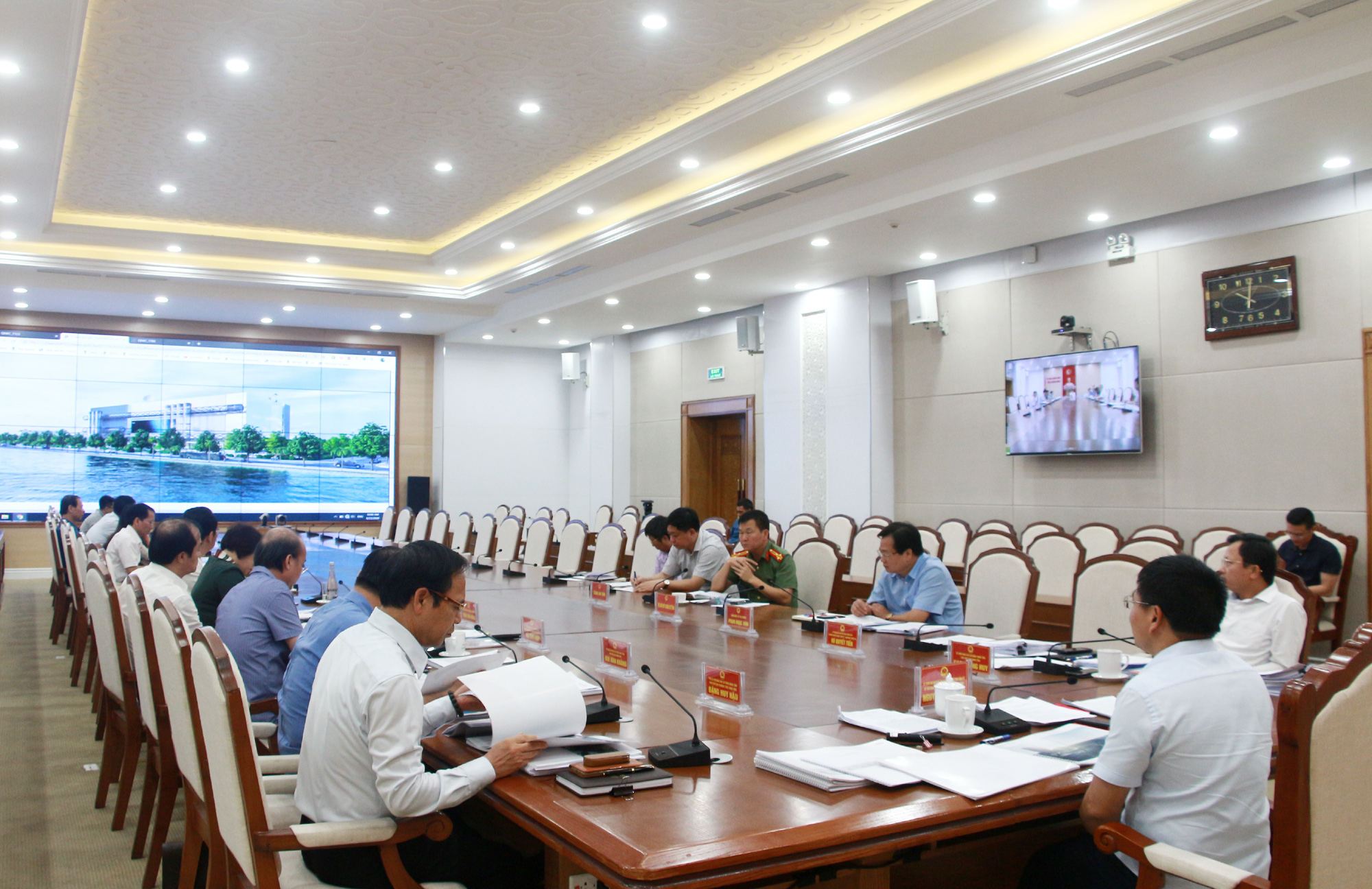 Các đại biểu dự họp nghe phương án thiết kế Trung tâm Truyền thông tỉnh.