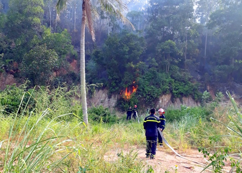 Lực lượng chức năng huy động máy móc, thiết bị xử lý vụ cháy rừng trên địa bàn phường Hùng Thắng, TP Hạ Long, ngày 1/10. Ảnh: Tuấn Hương