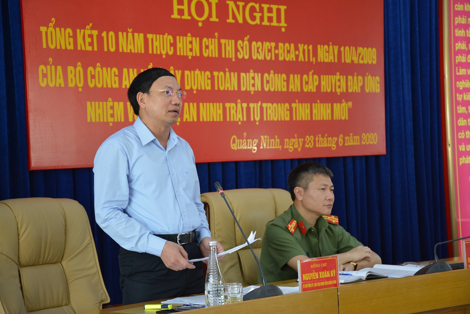 Đồng chí Nguyễn Xuân Ký, Bí thư Tỉnh uỷ, Chủ tịch HĐND tỉnh phát biểu tham luận tại hội nghị
