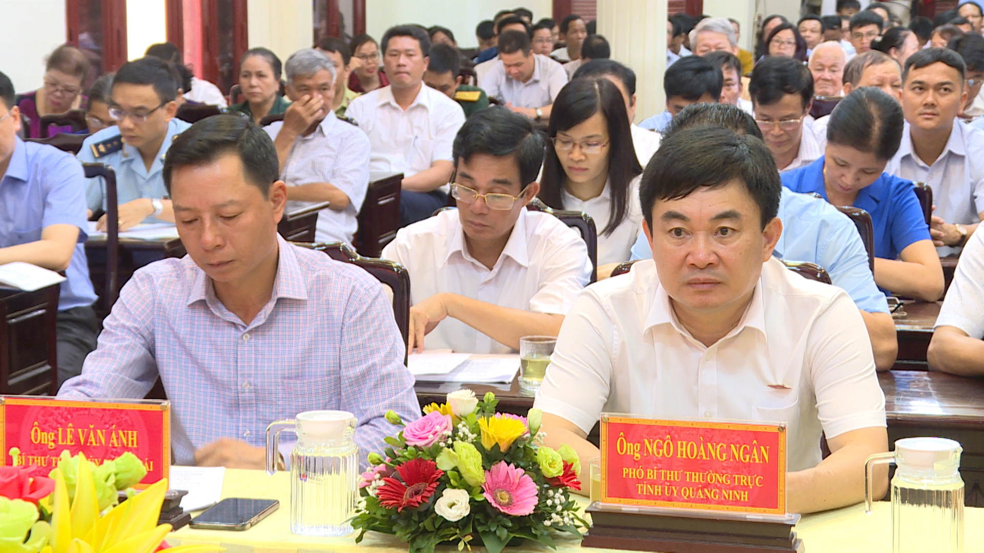 Đồng chí Ngô Hoàng Ngân, Phó Bí thư Thường trứcTỉnh ủy dự buổi tiếp xúc cử tri tại TP Móng Cái.